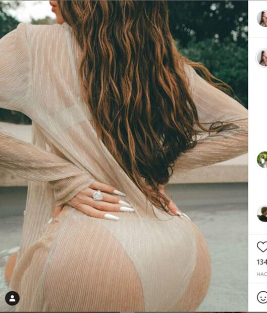 Khloé Kardashian luce un anillo de diamantes y modela infartante bikini