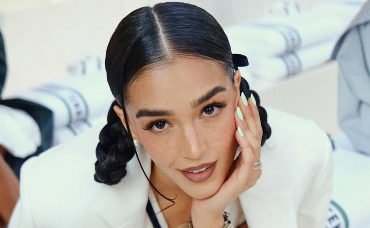 Ale Capetillo recrea look de Biby Gaytán para asistir a la Semana de la Moda de Paris