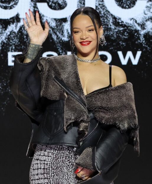 El seductor atuendo de Rihanna previo a su show en el Super Bowl LVII