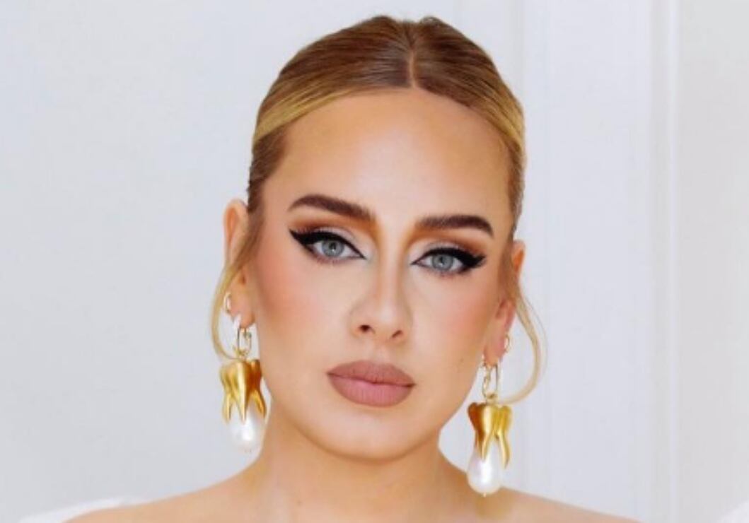 Adele reveló la condición médica que le impide caminar con normalidad