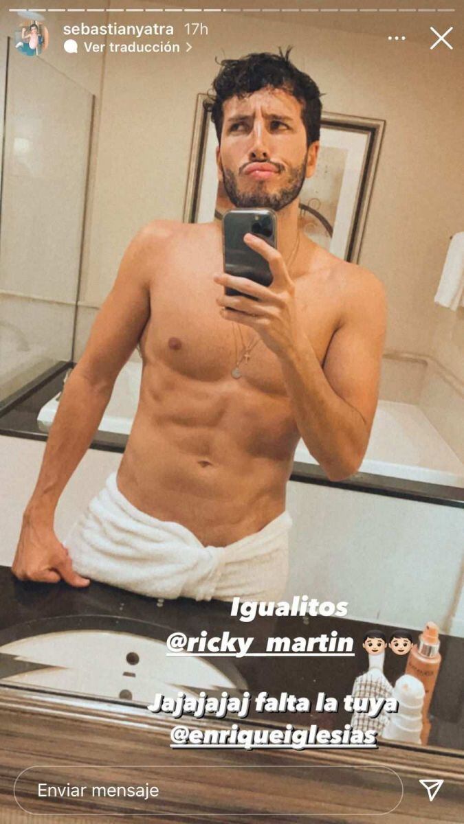 Ricky Martin posa sólo con una toalla a sus 49 años y enciende las redes