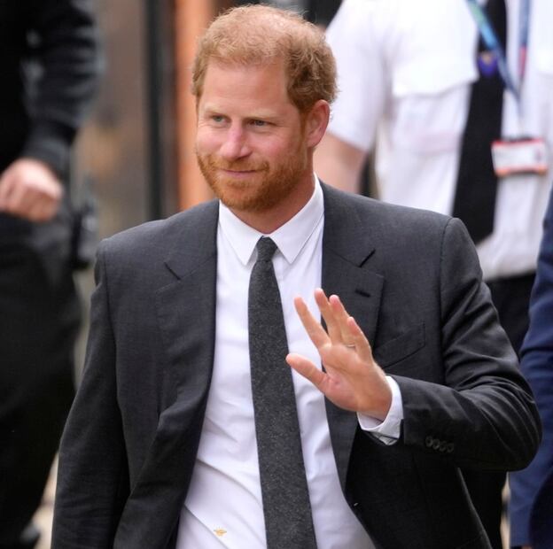 El príncipe Harry luce camisa Dior de 18 mil pesos en el último día de audiencia contra famoso tabloide