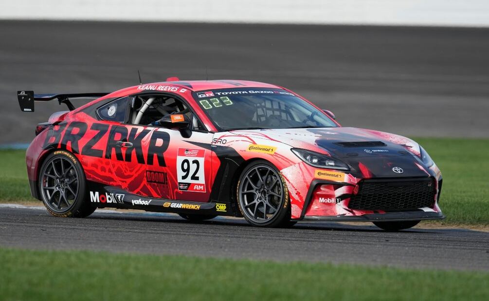 Keanu Reeves conduce durante la carrera GR Cup Series en el Indianapolis Motor Speedway / Foto: AP