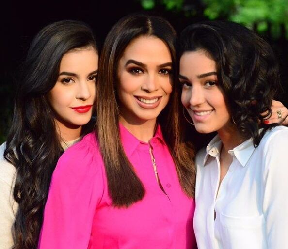 Biby Gaytán y sus hijas cautivan en la orilla del mar