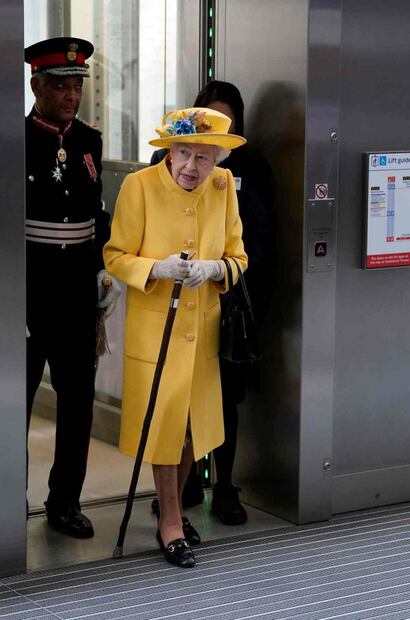 La reina Isabel II visita de sorpresa el metro de Londres