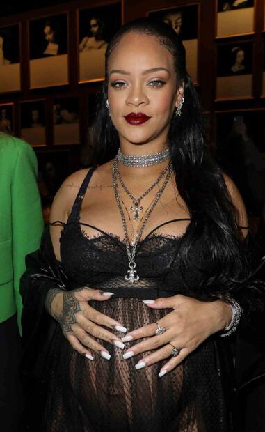Rihanna, en bra y tanga, enseña su baby bump en París 