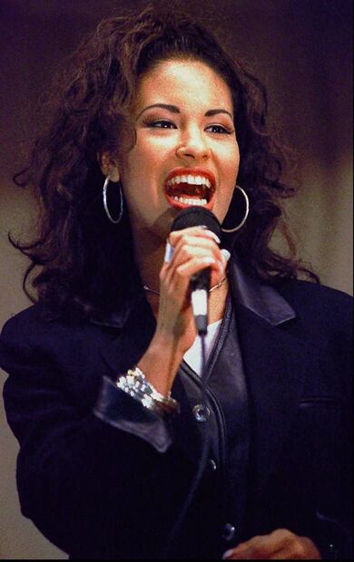 Demandan a papá de Selena Quintanilla y Netflix por derechos de la vida de la cantante