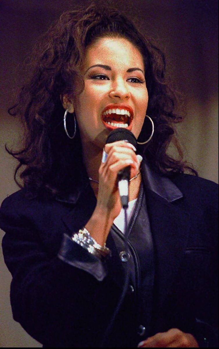 Demandan a papá de Selena Quintanilla y Netflix por derechos de la vida de la cantante