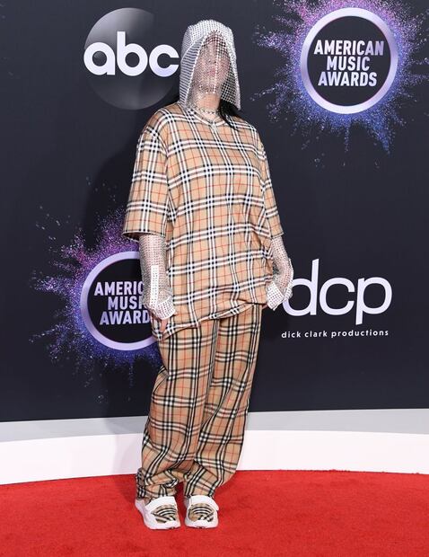 Los 5 outfits más memorables de Billie Eilish que van desde Louis Vuitton hasta Gucci 