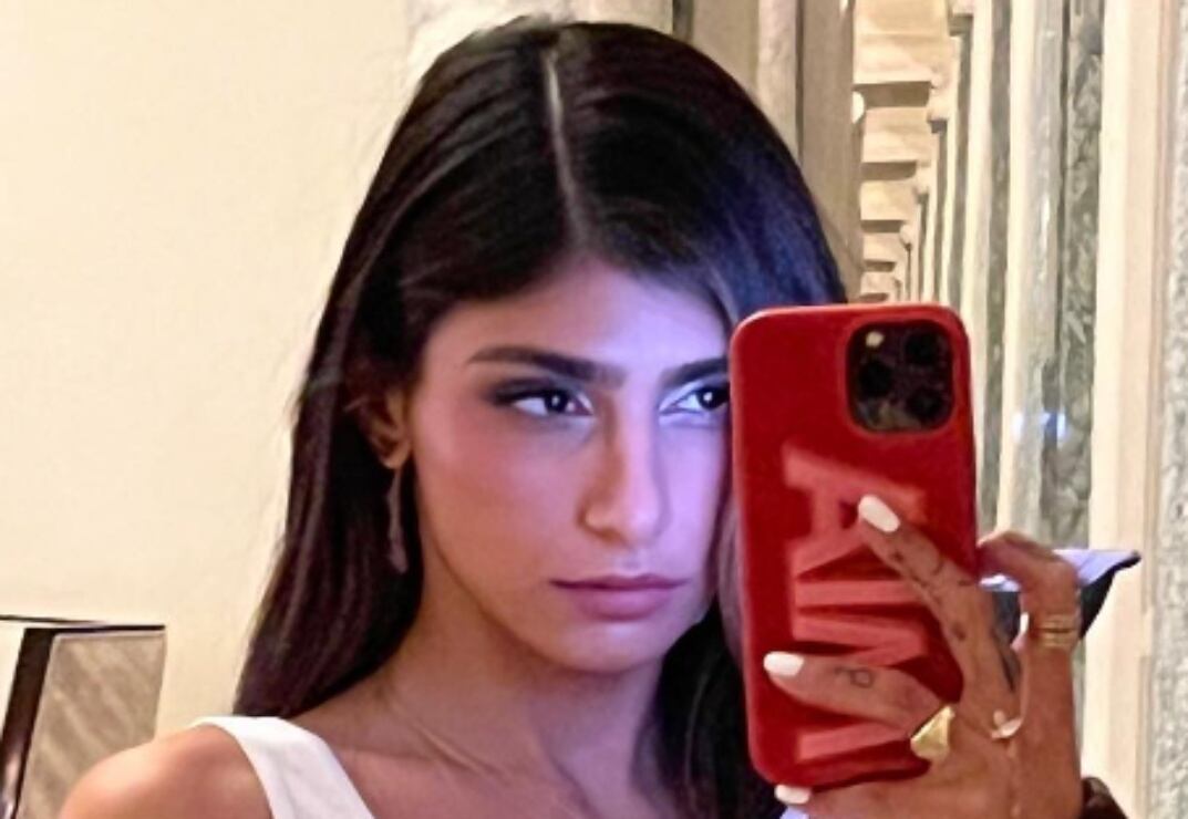 Mia Khalifa cae rendida ante la popular canción de Peso Pluma