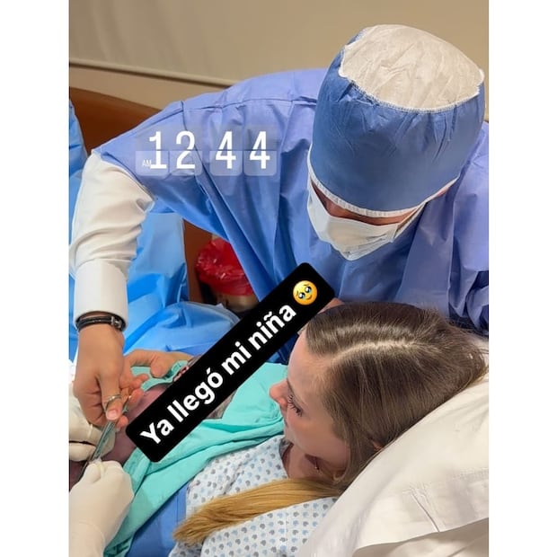 Mariana Rodríguez y Samuel García en el nacimiento de su hija Isabel / Foto: Instagram