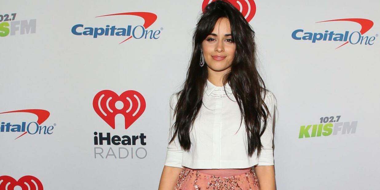 Camila Cabello canta con mariachis "I'll be home for Christmas"