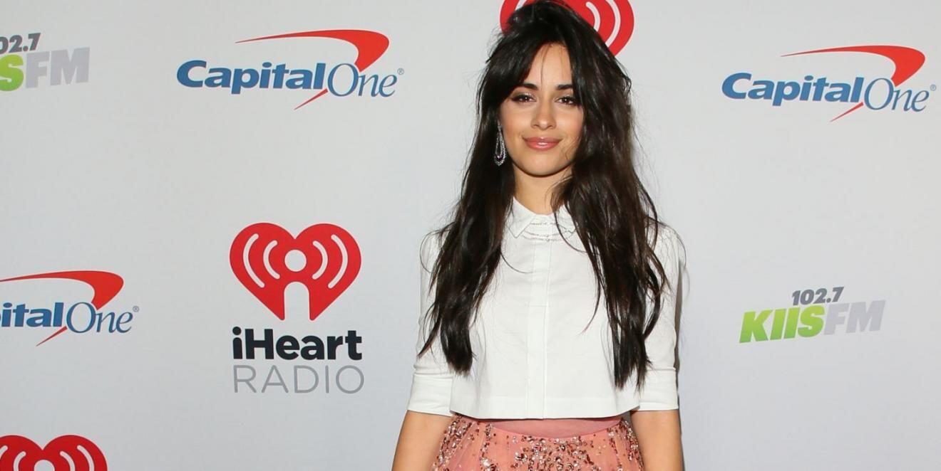Camila Cabello canta con mariachis "I'll be home for Christmas"