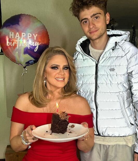 Érika Buenfil y su hijo Nicolás / Instagram: @erikabuenfil50