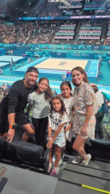 Las hijas de Jacky Bracamontes y Martín Fuentes se emocionaron con las gimnastas / Foto: Instagram