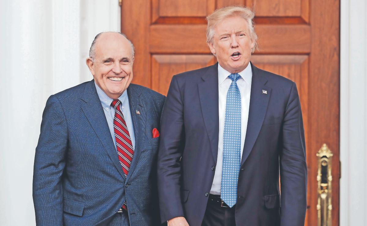 ¿Qué es lo negro que le escurre a Rudy Giuliani en la cara? 