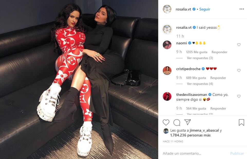 La cantante Rosalía y Kylie Jenner comparten fotografía y bromean ¿con un "anillo de compromiso"?
