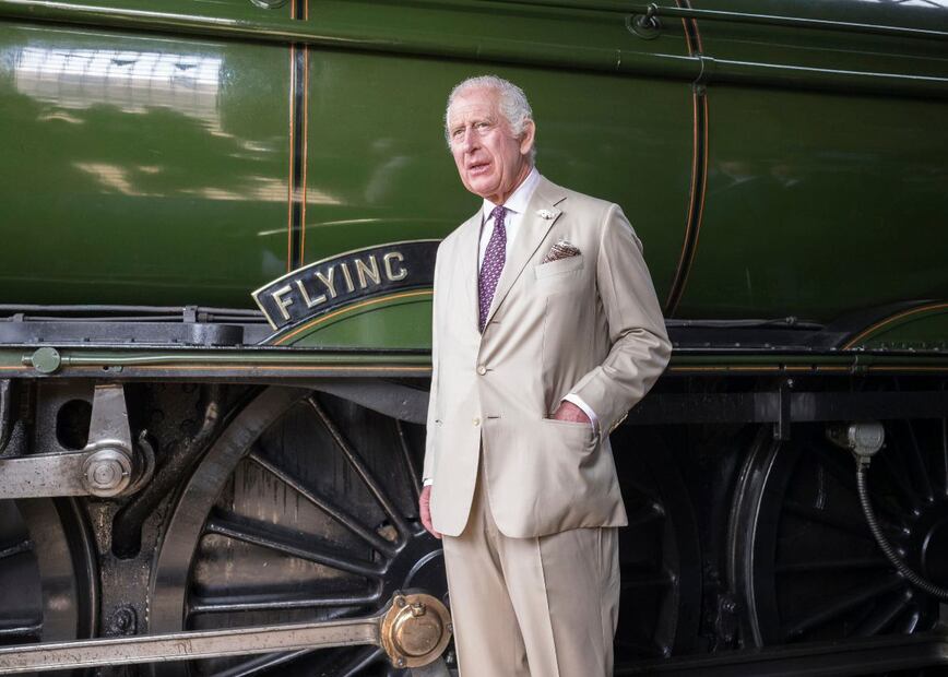 El rey Carlos III llega en el tren real a la estación Pickering Heritage Railway / AP