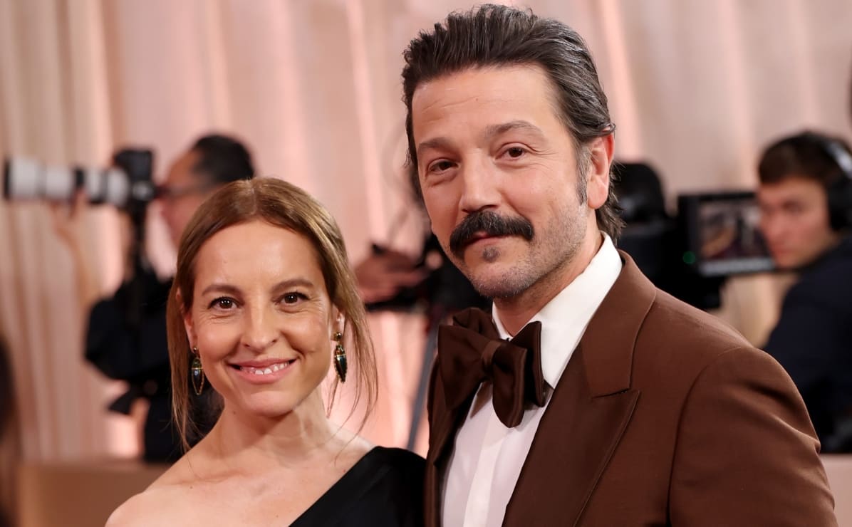 Diego Luna y Marina de Tavira brillan con su elegancia en los Golden Globes 2026