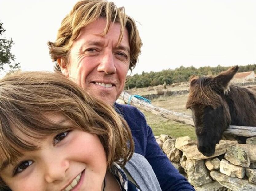 El ex esposo de Paulina Rubio, 'Colate' ya está en España con su hijo para pasar Navidad  