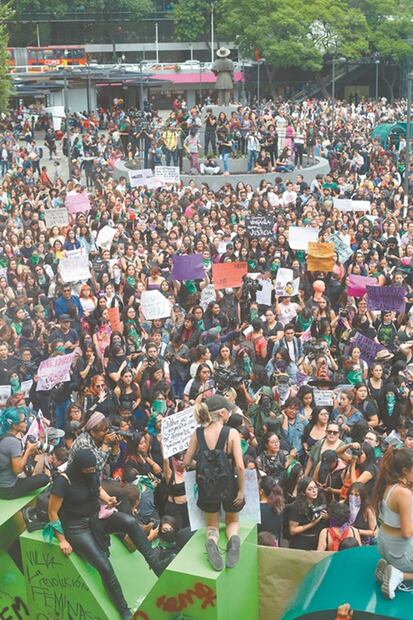Martha Cristiana y Nailea Norvind, entre las asistentes en la marcha contra la violencia de género 