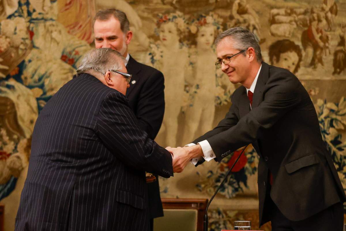 El rey Felipe VI de España premia al economista Agustín Carstens por su "magnífica capacidad analítica"
