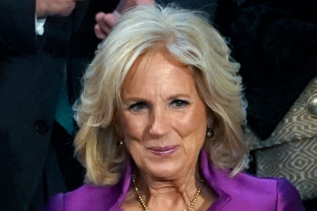 Jill Biden y el esposo de la vicepresidenta Kamala Harris se besan en público