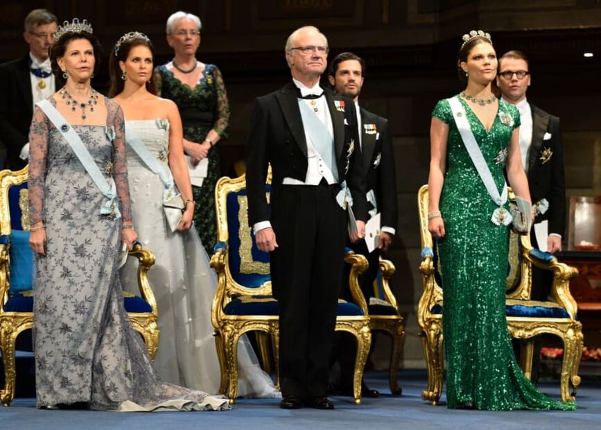 La reina consorte Silvia, el rey Carlos Gustavo de Suecia y la princesa heredera Victoria. Atrás, la princesa Sofía, Carlos Felipe de Suecia y el príncipe Daniel / AP