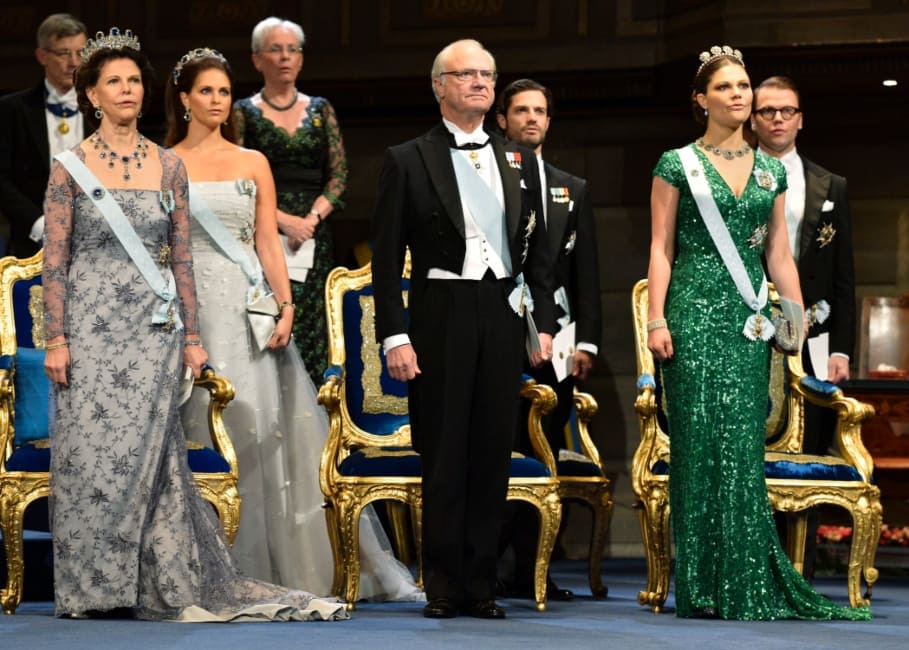 La reina consorte Silvia, el rey Carlos Gustavo de Suecia y la princesa heredera Victoria. Atrás, la princesa Sofía, Carlos Felipe de Suecia y el príncipe Daniel / AP