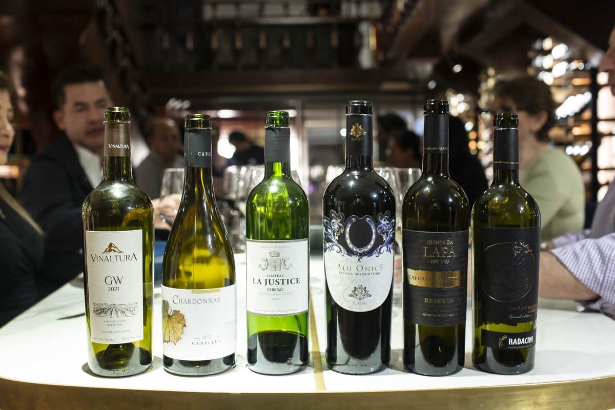 Los seis vinos catados. (Foto: Esteban Torreblanca)