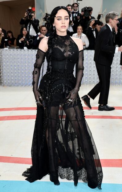 Billie Eilish impresiona con un look gótico y brillante en la Met Gala 2023