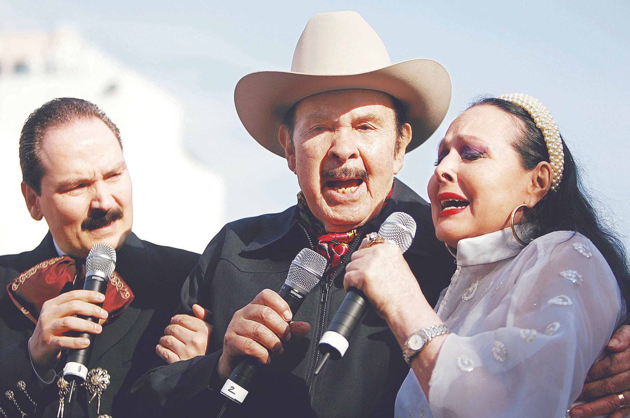 Antonio Aguilar hijo junto a sus papás/ Foto: Archivo de El Universal