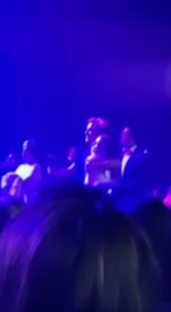 VIDEO: Diego Boneta y Sofía Castro, románticos en show de Luis Miguel