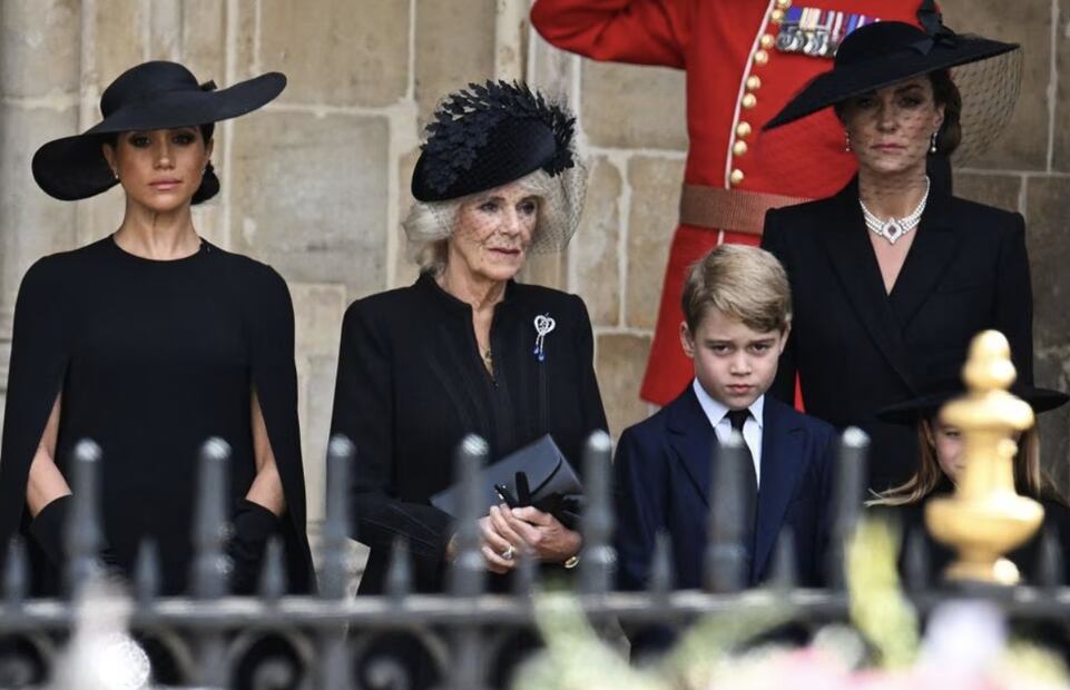 Meghan Markle cerca de Camila y Kate Middleton en el funeral de Isabel II / AFP