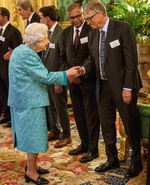 Isabel II recibe 'millonaria' visita de Bill Gates en una elegante cena