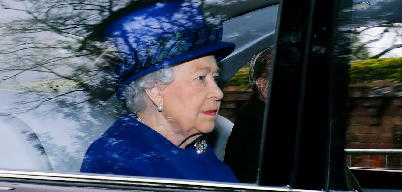 <p>La reina Isabel llegó a la iglesia por su propio pie luciendo un atuendo azul rey. <strong>(Fotos: EFE y AP)</strong></p>
