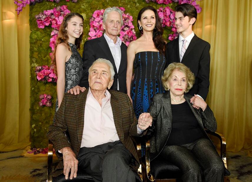 Mike Bloomberg, el candidato favorito del actor Kirk Douglas