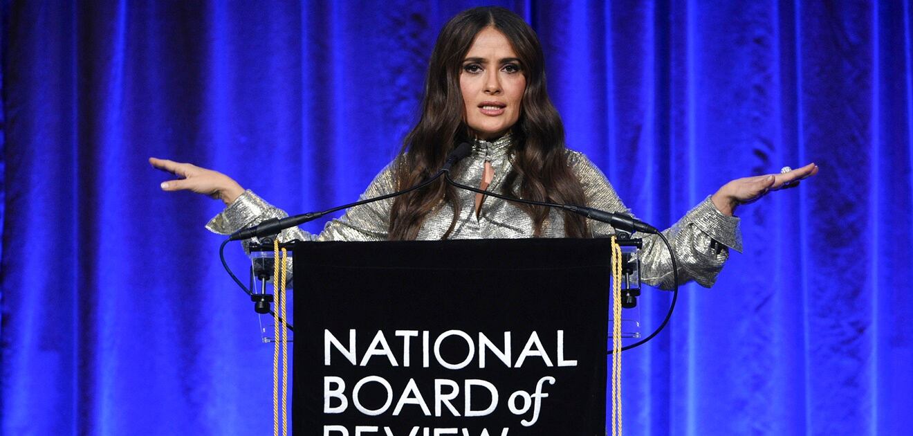 Salma Hayek: "Prefiero verme sexy que gorda" responde ante las críticas por su escote en los Golden Globes 