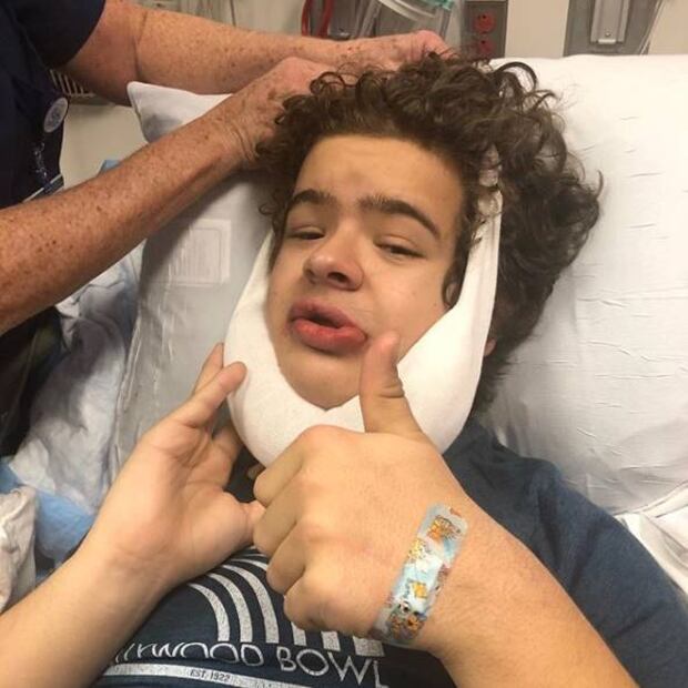 Gaten Matarazzo sale de cirugía y revela que le extrajeron 14 dientes 
