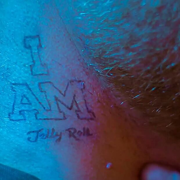 El príncipe Harry se "tatuó" el cuello / Foto: Instagram