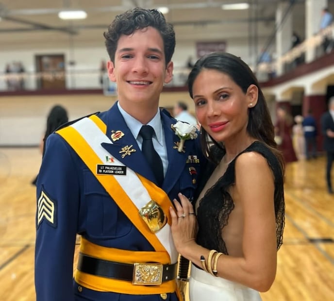 Yadira Garza con Roberto Palazuelos Jr., su hijo / Instagram