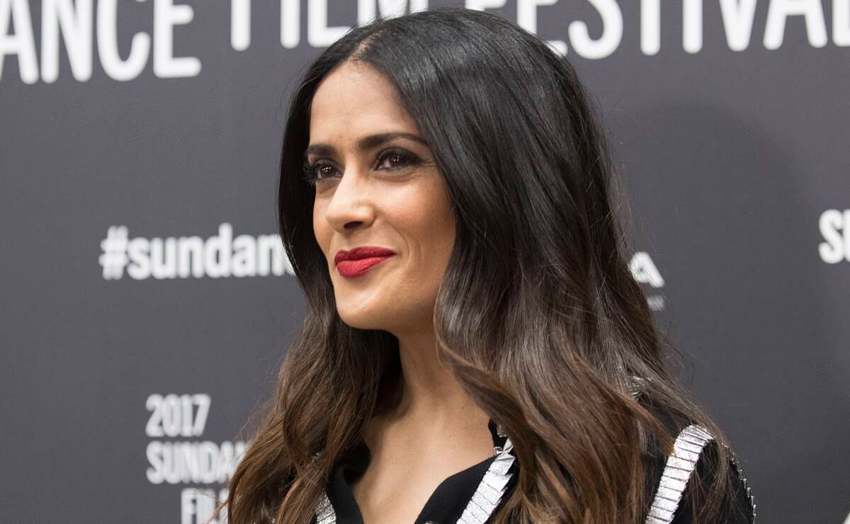 Foto de Salma Hayek comiendo tacos en una calle de Coatzacoalcos se vuelve viral