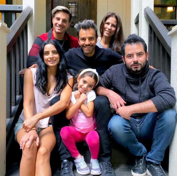 Eugenio Derbez con su esposa Alessandra Rosaldo y sus hijos, Vadhir, Aislinn, Aitana y José Eduardo / Instagram
