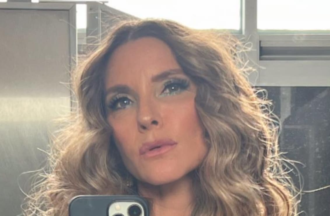 El original vestido de Issabela Camil inspirado en servilletas mexicanas