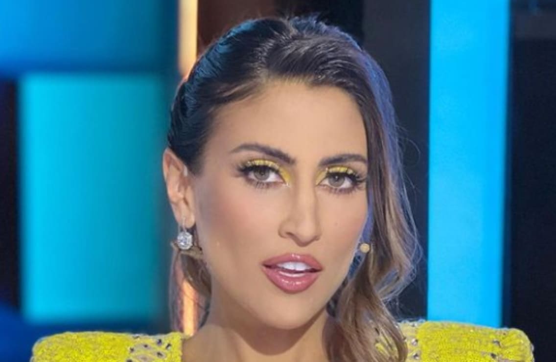 Sofía Rivera Torres enciende las redes con microkini y vestido transparente
