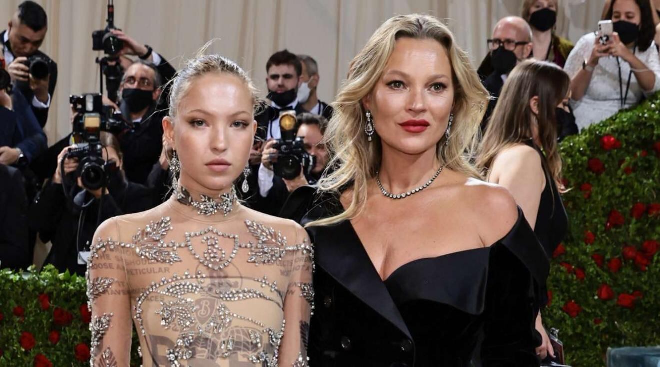 Lila, hija de Kate Moss, modela en campaña de Versace by Fendi y luce su regulador de glucosa