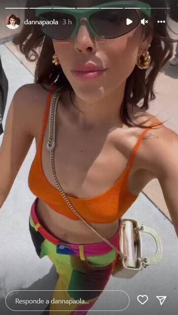 Danna Paola se une al color de tendencia con top y jeans a la cadera de AGR