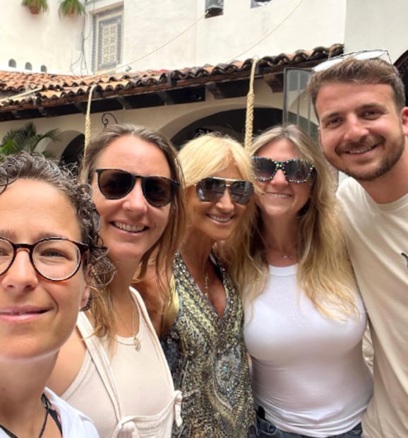 Adela Micha con su hija Therese, Yosef Genish y Michelle Fridman / Foto: Instagram