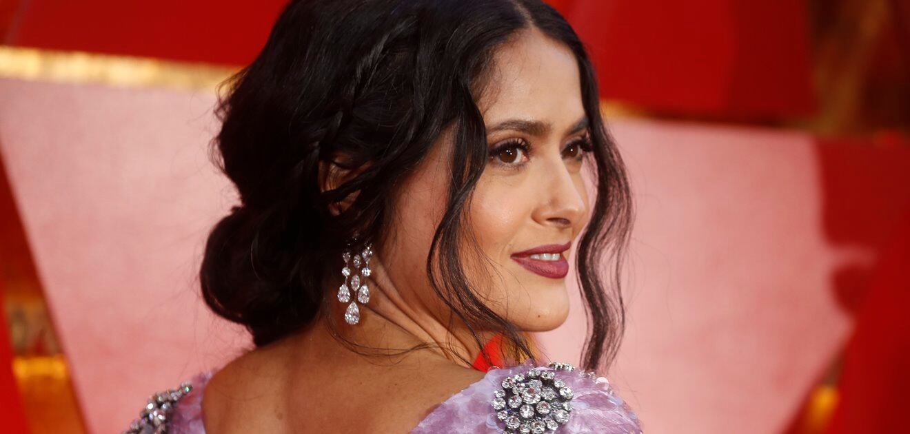 Salma Hayek celebra 9 millones de seguidores con un video hecho por la hija de Cuarón