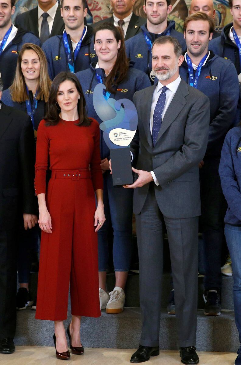 La reina Letizia impone estilo con culottes y stilettos